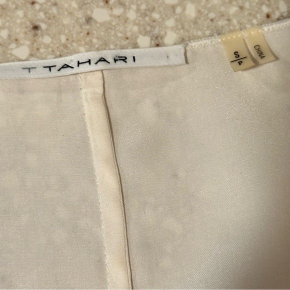 Tahari Sleeveless Blouse 100% silk studded ruffled neck ivory abstract color EUC - Picture 3 of 16